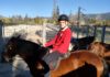 A caballo, recorre la pradera