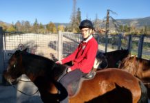 A caballo, recorre la pradera